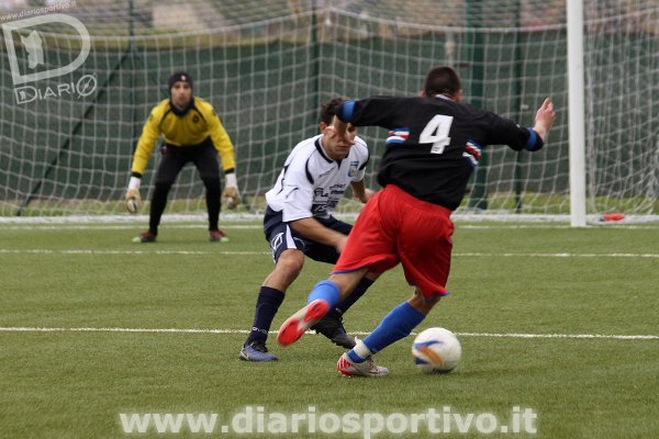 Riccardo Pirisi cerca di superare Alessio Locci Riccardo Pirisi cerca di superare Alessio Locci